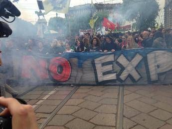 Corteo 'No Expo', imbrattati negozi a Milano. Fedez si schiera con i manifestanti Corteo 'No Expo', imbrattati negozi a Milano. Fedez si schiera con i manifestanti