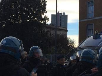 Milano: dopo gli scontri l'assedio alla villetta Milano: dopo gli scontri l'assedio alla villetta