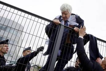 Aggredirono dirigenti Air France per piano 2900 licenziamenti: condannati Aggredirono dirigenti Air France per piano 2900 licenziamenti: condannati