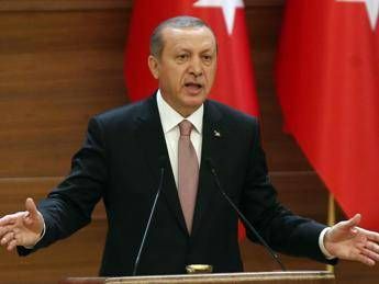 Erdogan versione Cupido: aiuta star della fiction a chiedere la mano di miss Marocco Erdogan versione Cupido: aiuta star della fiction a chiedere la mano di miss Marocco