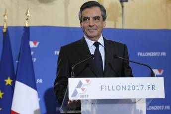 Francia, Fillon: Un errore il lavoro a mia moglie, mi scuso ma resisto Francia, Fillon: Un errore il lavoro a mia moglie, mi scuso ma resisto