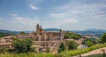 Urbino, patria di Raffaello e stella del Rinascimento Urbino, patria di Raffaello e stella del Rinascimento