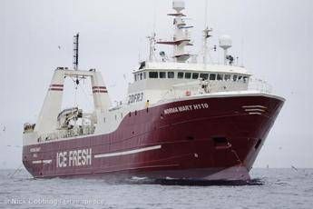 Venti i mega pescherecci responsabili di svuotare mari e oceani Venti i mega pescherecci responsabili di svuotare mari e oceani