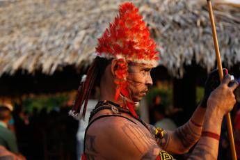 Attivisti Greenpeace con indios Munduruku, stop grandi dighe in Amazzonia Attivisti Greenpeace con indios Munduruku, stop grandi dighe in Amazzonia