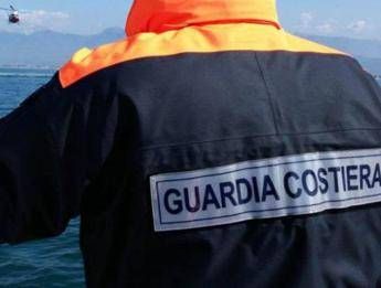 Tragedia in mare, surfista muore annegato Tragedia in mare, surfista muore annegato