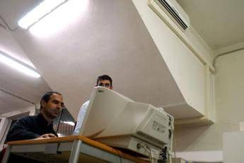 Occhi stanchi, dolori a collo e schiena, sempre più italiani con la sindrome da pc Occhi stanchi, dolori a collo e schiena, sempre più italiani con la sindrome da pc
