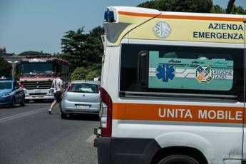 In moto insieme alla moglie, travolti da un'auto che poi scappa: un morto In moto insieme alla moglie, travolti da un'auto che poi scappa: un morto