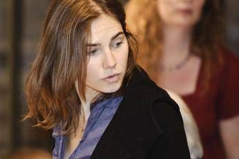 Amanda Knox e quell'amicizia lesbo in carcere Amanda Knox e quell'amicizia lesbo in carcere