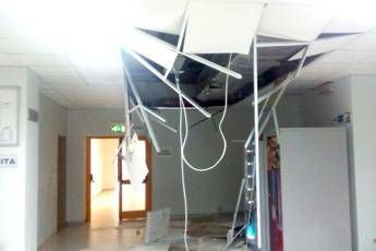 Tromba d'aria a Lecce, cede controsoffitto all'ospedale Fazzi Tromba d'aria a Lecce, cede controsoffitto all'ospedale Fazzi