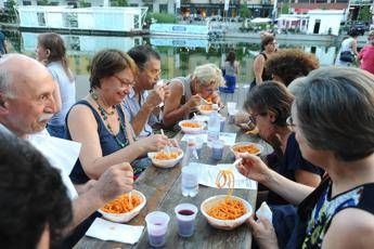Spreco alimentare, la legge c'è ma solo 1 su 3 chiede avanzi al ristorante Spreco alimentare, la legge c'è ma solo 1 su 3 chiede avanzi al ristorante