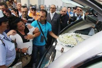 Funerali ragazza suicida, la madre si sente male: Non meritava questo Funerali ragazza suicida, la madre si sente male: Non meritava questo