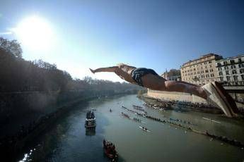 Capodanno, Mister ok si tuffa nel Tevere: è il 29esimo salto Capodanno, Mister ok si tuffa nel Tevere: è il 29esimo salto
