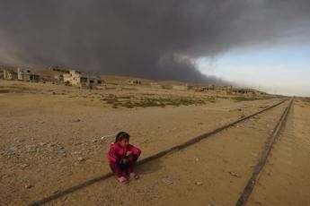 Mosul, Is dà fuoco aree giacimenti petroliferi: nube tossica Mosul, Is dà fuoco aree giacimenti petroliferi: nube tossica