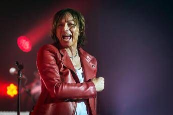 Gianna Nannini cade dal palco: stop concerto Gianna Nannini cade dal palco: stop concerto