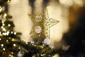 Dalle luci al cenone, vademecum per alleggerire la bolletta di Natale Dalle luci al cenone, vademecum per alleggerire la bolletta di Natale