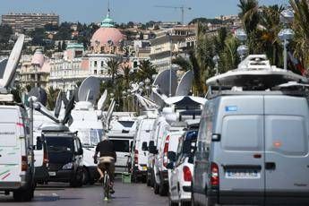 Camion di Nizza non è riuscito a frenare, giornalista licenziato per un tweet Camion di Nizza non è riuscito a frenare, giornalista licenziato per un tweet