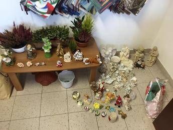 Reggio Emilia profana le tombe dei bambini e ruba peluches arrestato
