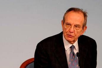 Ue apre a rimborsi per risparmiatori. Padoan: Pagano le banche Ue apre a rimborsi per risparmiatori. Padoan: Pagano le banche
