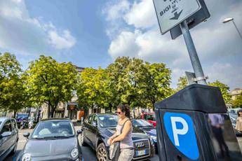 Strisce blu, se il parchimetro non ha il bancomat il parcheggio è gratis Strisce blu, se il parchimetro non ha il bancomat il parcheggio è gratis
