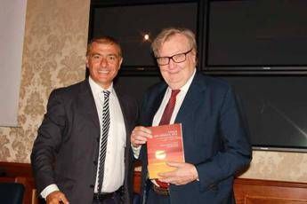'L'Italia non spenga il sole', la ricetta anticrisi nel libro a cura di Alfonso Pecoraro Scanio 'L'Italia non spenga il sole', la ricetta anticrisi nel libro a cura di Alfonso Pecoraro Scanio