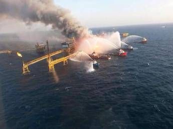 Piattaforma petrolifera in fiamme sul Mar Caspio, un morto e 30 dispersi Piattaforma petrolifera in fiamme sul Mar Caspio, un morto e 30 dispersi