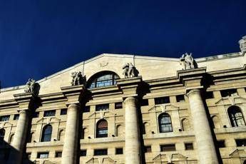Piazza Affari sprofonda con banche: -4,8%. Crolla Mps Piazza Affari sprofonda con banche: -4,8%. Crolla Mps