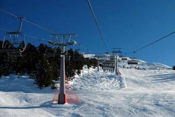 Neve 'molle' e bagnata, record di infortuni su sci e snowboard Neve 'molle' e bagnata, record di infortuni su sci e snowboard
