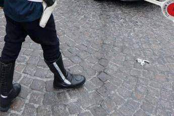 Roma, lite per viabilità finisce male: sperona auto e colpisce conducente con cintura Roma, lite per viabilità finisce male: sperona auto e colpisce conducente con cintura