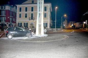 Como, perde controllo dell'auto e finisce contro colonna, morto Como, perde controllo dell'auto e finisce contro colonna, morto