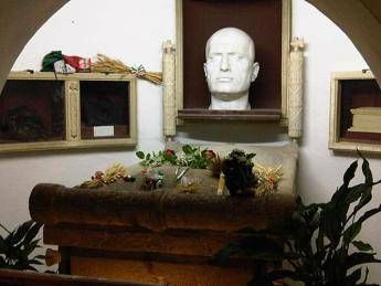 Mussolini, boom di visitatori a Predappio. Il sindaco: Lavoriamo a museo del Ventennio Mussolini, boom di visitatori a Predappio. Il sindaco: Lavoriamo a museo del Ventennio