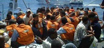 Libia, ancora sbarchi sulle coste italiane. Mille solo oggi Libia, ancora sbarchi sulle coste italiane. Mille solo oggi