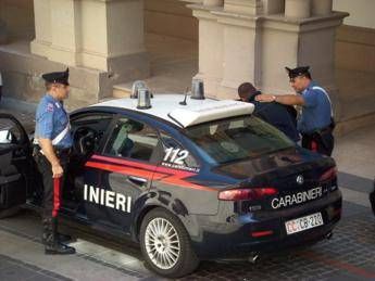 Reggio Calabria, donna segregata in una stanza senza servizi igienici: arrestati il fratello e la nipote Reggio Calabria, donna segregata in una stanza senza servizi igienici: arrestati il fratello e la nipote