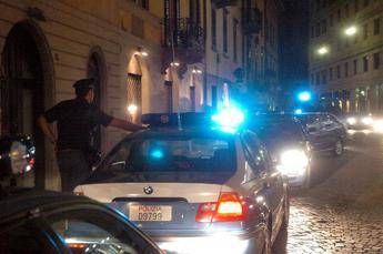Roma, nuda su un cornicione di un palazzo per sfuggire a stupro. Fermato presunto aggressore Roma, nuda su un cornicione di un palazzo per sfuggire a stupro. Fermato presunto aggressore
