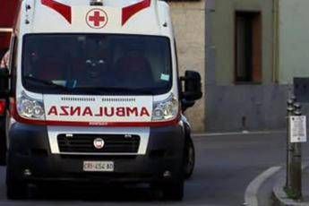 Madre e figlia travolte da auto: muore bimba di 3 anni Madre e figlia travolte da auto: muore bimba di 3 anni