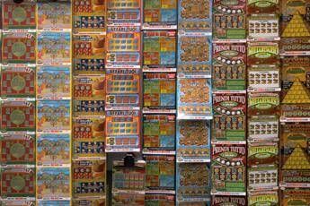 Nuoce alla salute, gratta e vinci come il fumo Nuoce alla salute, gratta e vinci come il fumo