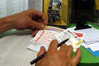 SuperEnalotto, estratta la sestina vincente. Jackpot a 56 milioni SuperEnalotto, estratta la sestina vincente. Jackpot a 56 milioni