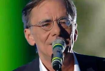 Roberto Vecchioni: Sicilia isola di m...., è bufera sul web Roberto Vecchioni: Sicilia isola di m...., è bufera sul web