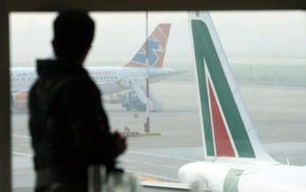 Alitalia, allarme per 2500 esuberi. Bruxelles: “Il controllo della Compagnia resti in mani europee” Alitalia, allarme per 2500 esuberi. Bruxelles: “Il controllo della Compagnia resti in mani europee”