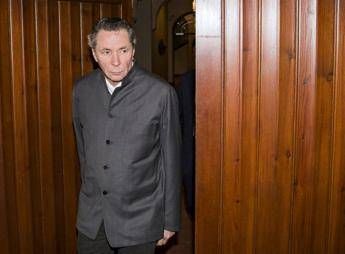 Scandalo Nobel, Arnault condannato a 2 anni per stupro Scandalo Nobel, Arnault condannato a 2 anni per stupro