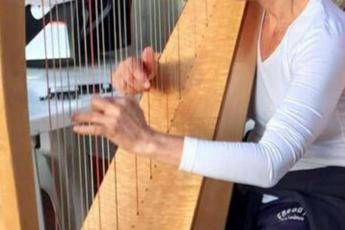 L'arpa finisce sul lettino con la musica anti-stress L'arpa finisce sul lettino con la musica anti-stress