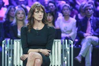 Asia Argento in lacrime in tv: Jimmy mi è saltato addosso Asia Argento in lacrime in tv: Jimmy mi è saltato addosso