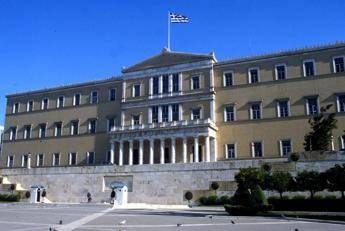 Standard & Poor's taglia rating della Grecia da B a B- Standard & Poor's taglia rating della Grecia da B a B-