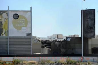 Aereo turistico si schianta contro centro commerciale a Melbourne, 5 morti