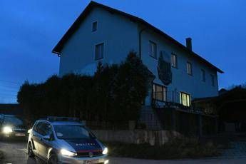 Choc in Austria, donna stermina la famiglia: uccisi 3 figli, madre e fratello Choc in Austria, donna stermina la famiglia: uccisi 3 figli, madre e fratello