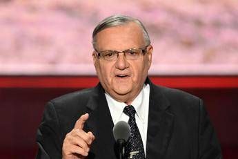 Trump grazia Arpaio, lo sceriffo anti-immigrati Trump grazia Arpaio, lo sceriffo anti-immigrati