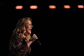 Adele si arrende: ''Stop concerti, ho un problema alle corde vocali Adele si arrende: ''Stop concerti, ho un problema alle corde vocali