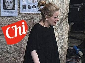 Camicione, ciabatte e niente trucco: Adele al naturale dietro le quinte del suo show a Verona /Foto Camicione, ciabatte e niente trucco: Adele al naturale dietro le quinte del suo show a Verona /Foto