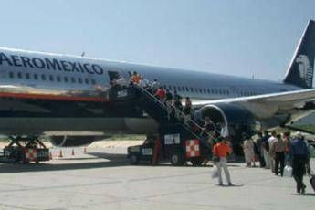 Usa, scontro tra aereo e veicolo allo scalo di Los Angeles: 8 feriti Usa, scontro tra aereo e veicolo allo scalo di Los Angeles: 8 feriti