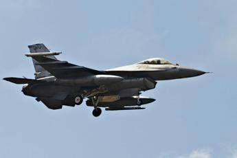 F-16 intercetta aereo vicino a campi da golf di Trump F-16 intercetta aereo vicino a campi da golf di Trump