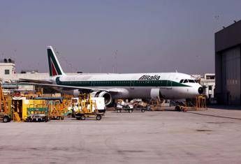 Alitalia, clima teso per 2.251 esuberi. Lupi: “Con 1,2 mld di investimenti grande responsabilità dire no” Alitalia, clima teso per 2.251 esuberi. Lupi: “Con 1,2 mld di investimenti grande responsabilità dire no”